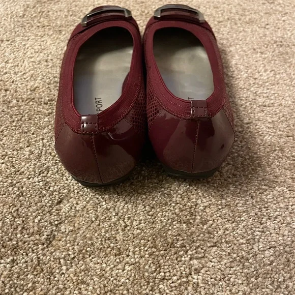 Women's AK Sport Burgundy Flats Size 8.5 M Like New Comfy - Picture 4 of 9
